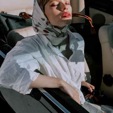 When is the latest to send thank you cards after receiving gifts?