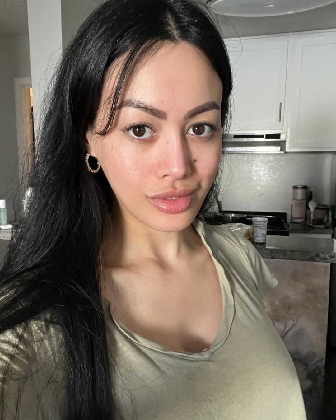 minimalist skincare routine, simplified makeup routine, how to use fewer beauty products, low maintenance beauty routine, hydroquinone for hyperpigmentation, ombré brows vs microblading, natural lash extensions, best lip mask for dry lips, skincare tips for clear skin, beauty routine with fewer products, minimalist beauty routine, how to simplify skincare, daily wellness for glowing skin, beauty hacks for busy women, effective skincare with fewer steps, glowing skin without makeup